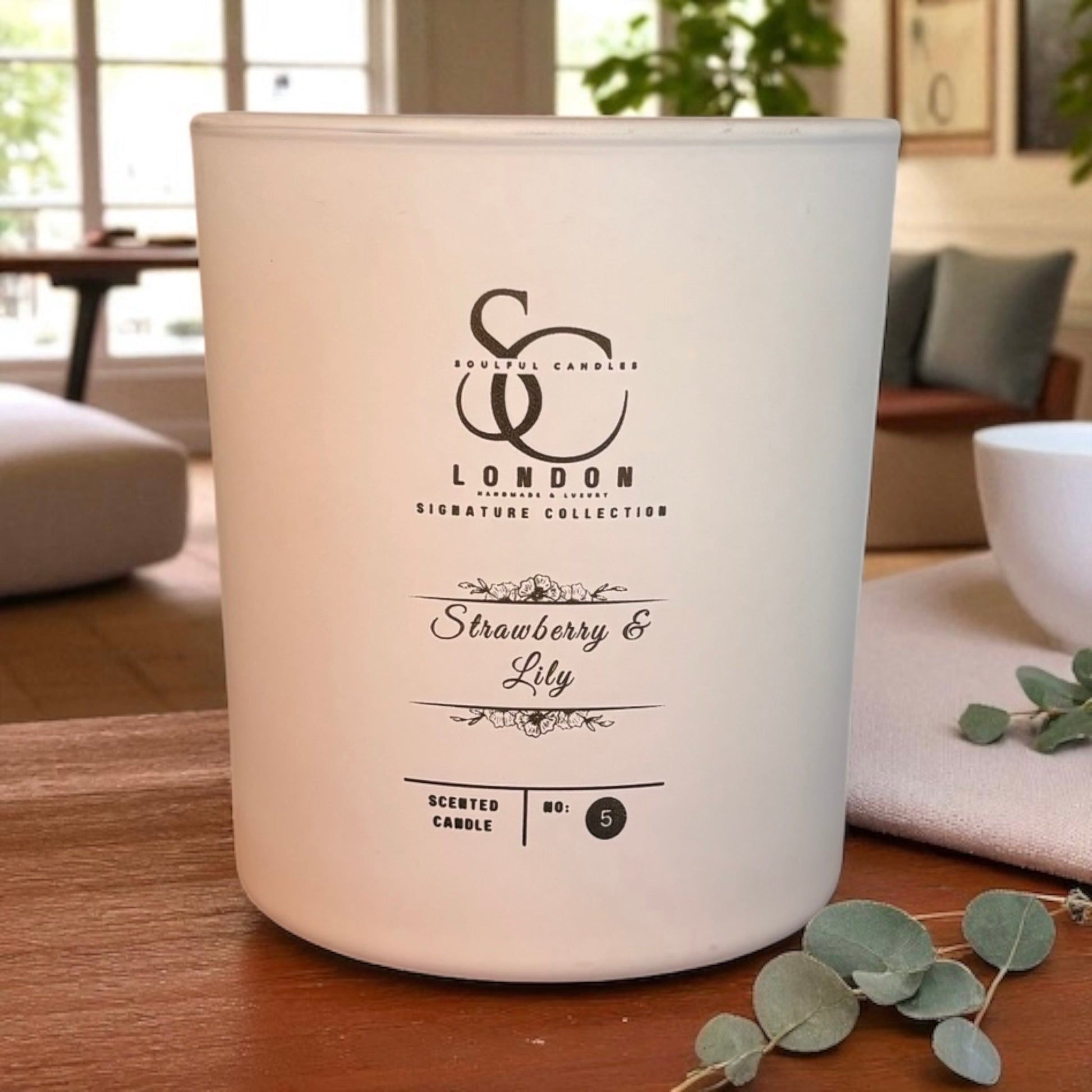 lStrawberry & Lily A fresh and delicate combination scented candle in a chic white holder.
